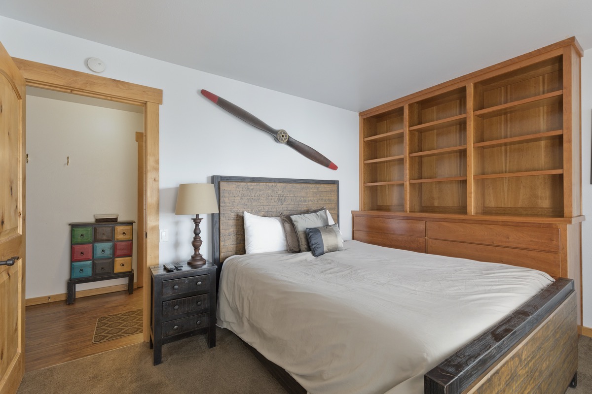 image showing the bedroom of fireside 102 in Mammoth lakes